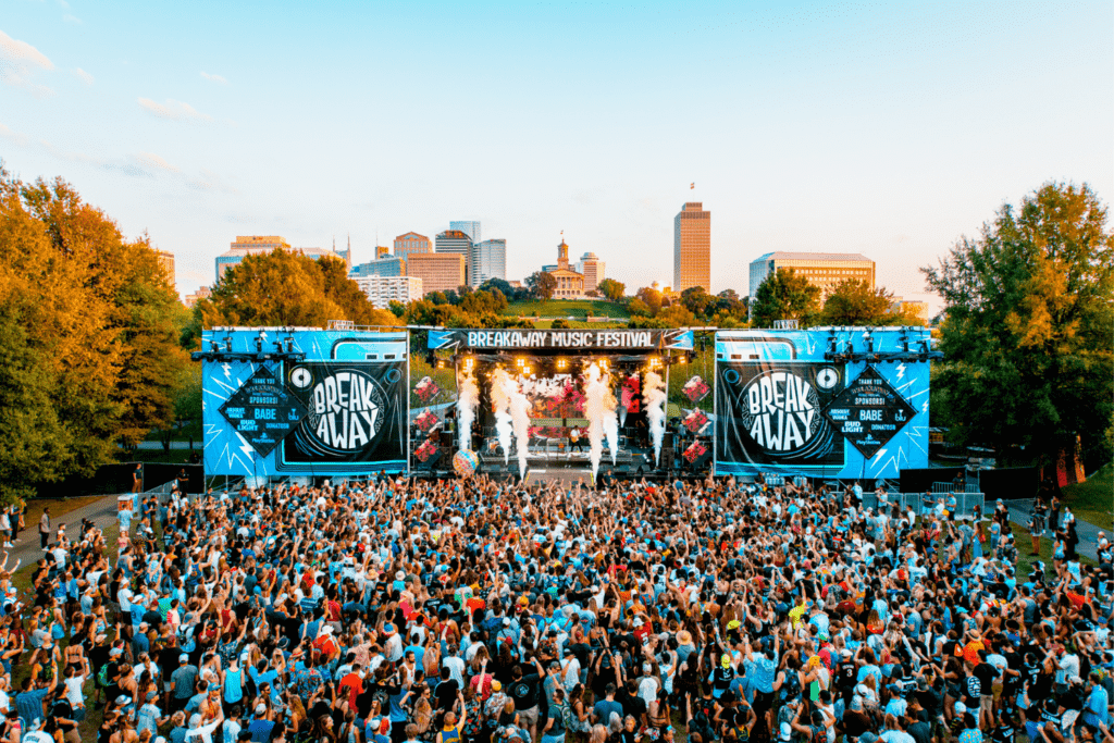 A crowd of people at an outdoor concert.